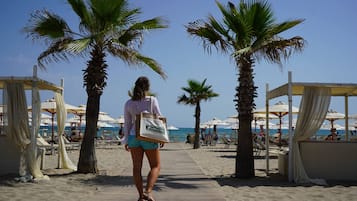 Una spiaggia nelle vicinanze, sabbia scura