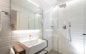 Quarto quádruplo luxo, vista parcial para o mar | Banheiro | Chuveiro, produtos de toalete grátis, secador de cabelo, bidê