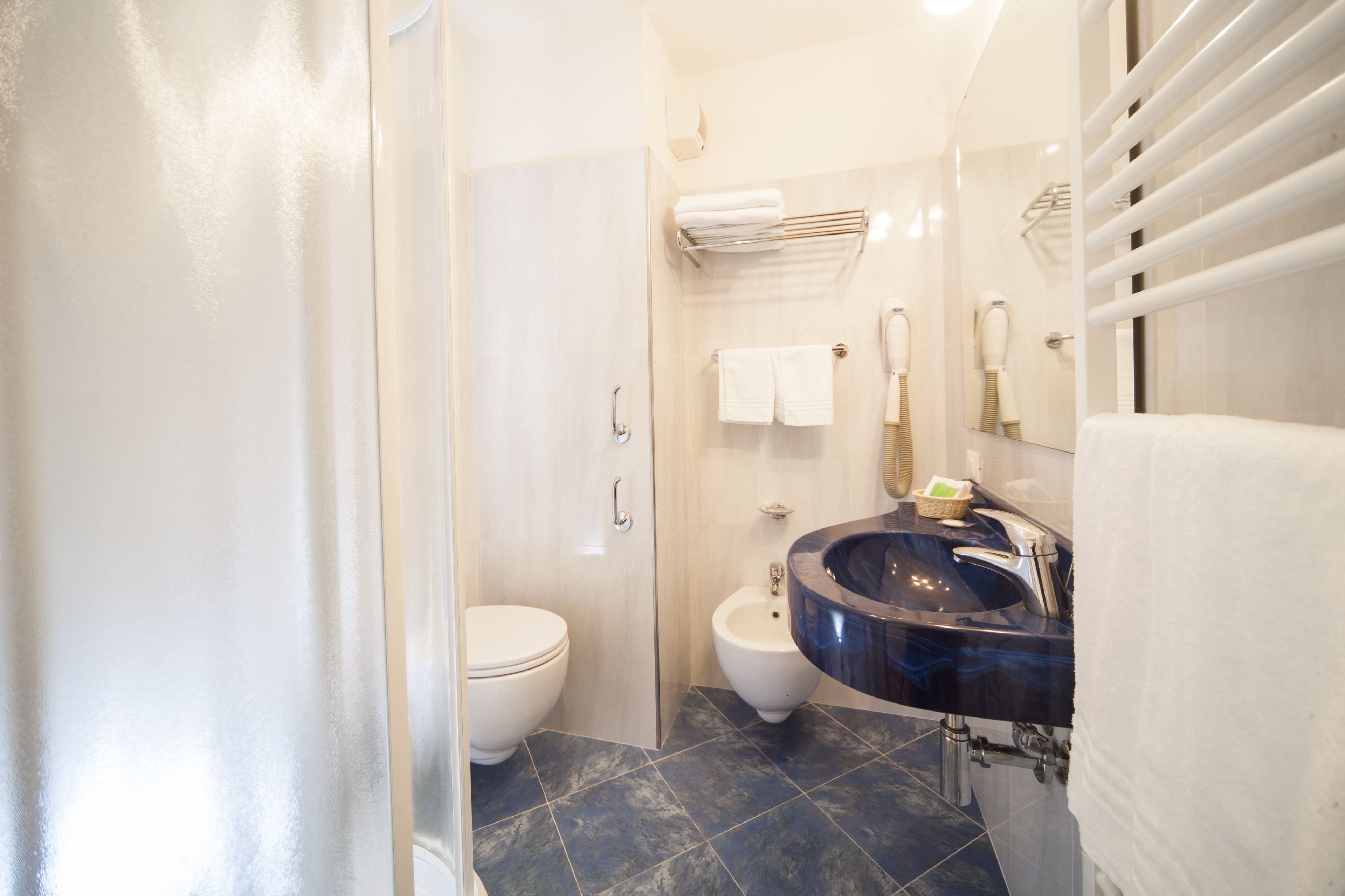 classic double or twin room, partial sea view | bathroom | shower, free toiletries, hair dryer, bidet