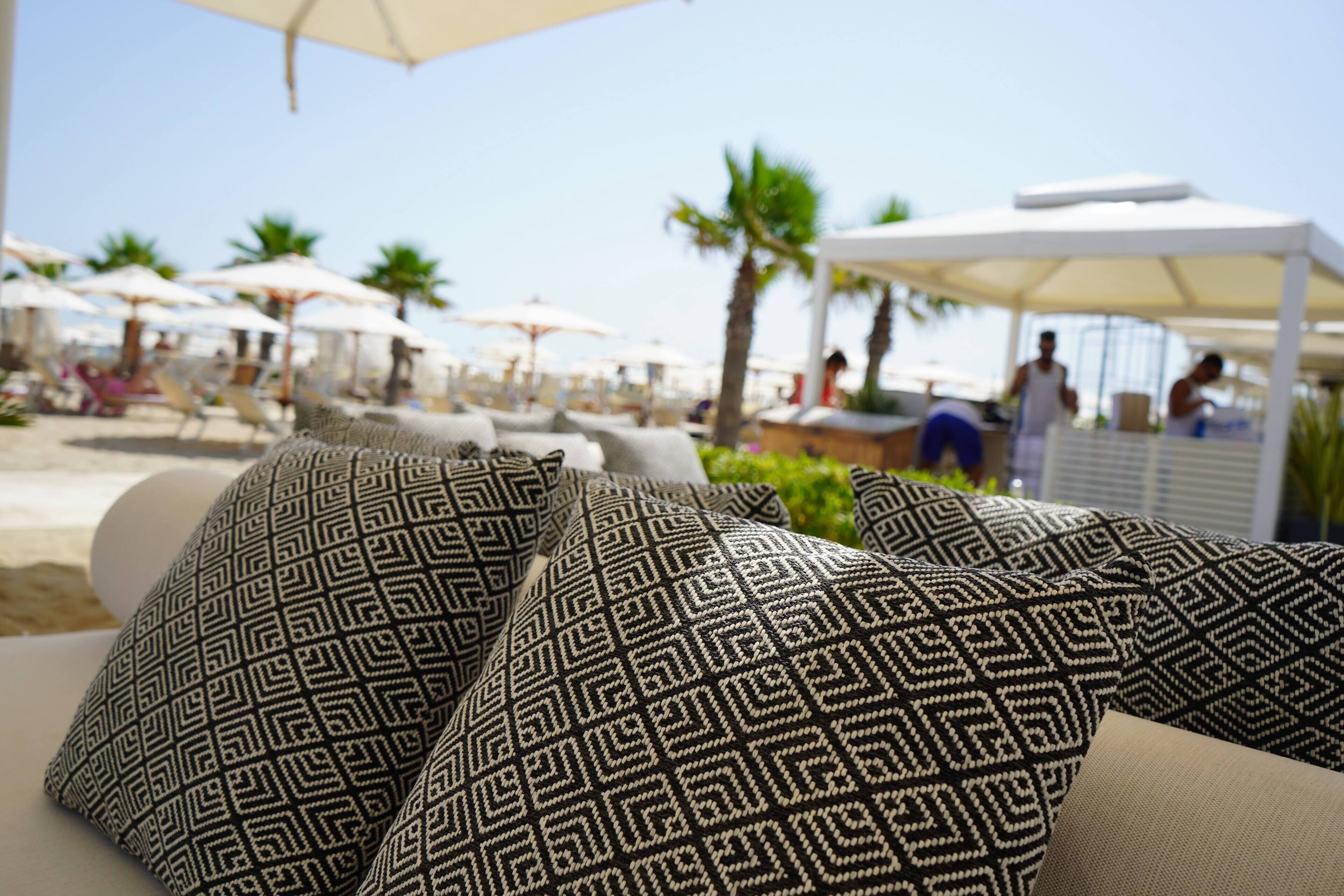 Plage à proximité, sable noir