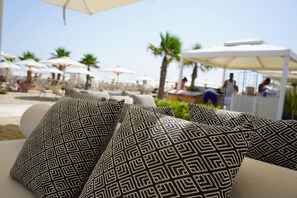 In Strandnähe, schwarzer Sandstrand