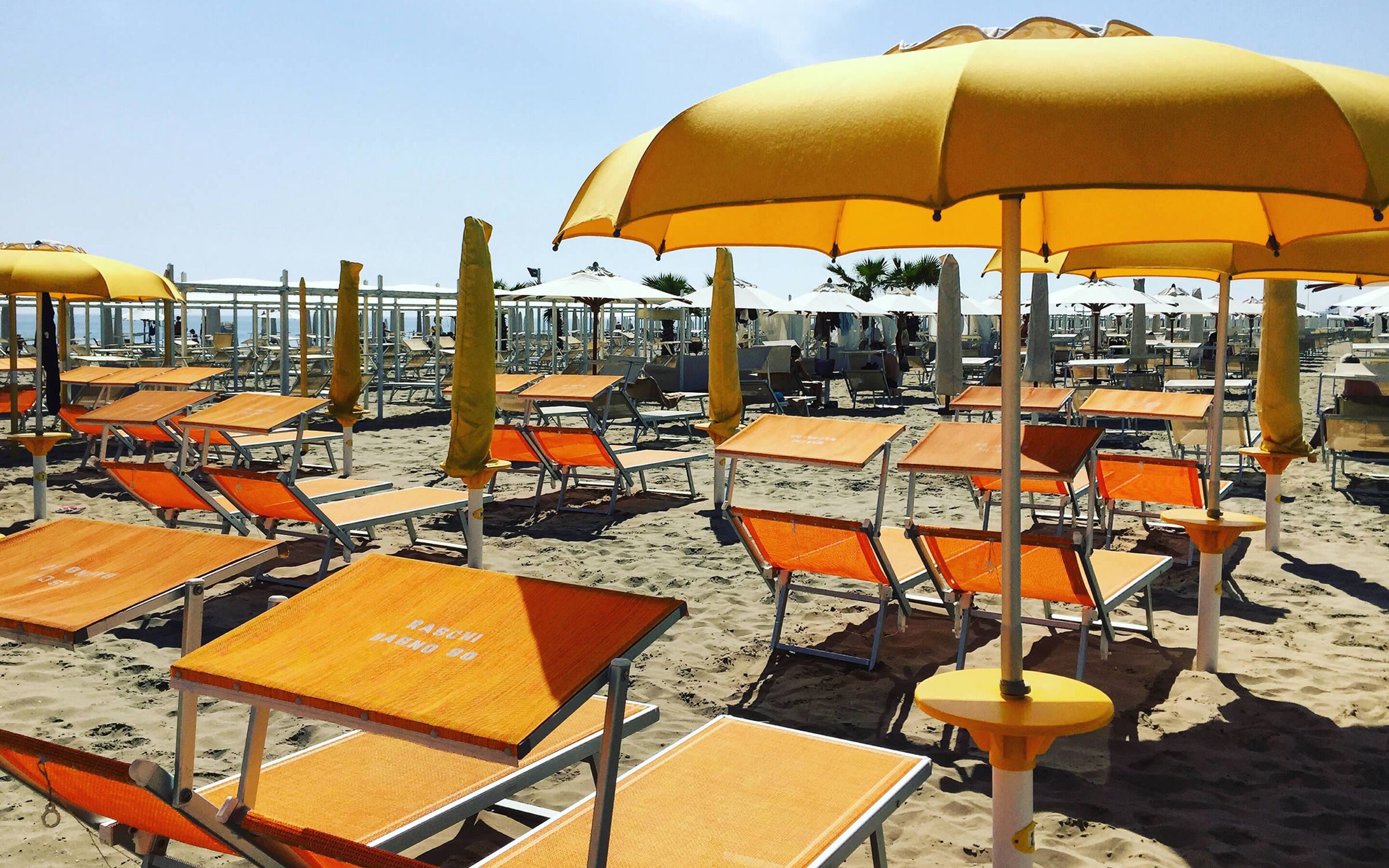Una spiaggia nelle vicinanze, sabbia scura