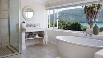 Artículos de higiene personal de diseño, secador de pelo y albornoces