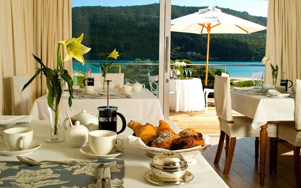 บริการอาหารกลางวัน อาหารเย็น, อาหารนานาชาติ, วิวทะเล