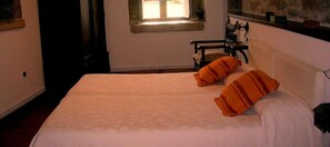 Escritorio, cortinas blackout y cunas gratuitas 