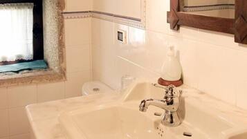 Habitación con 1 cama doble o 2 individuales | Lavabo del cuarto de baño