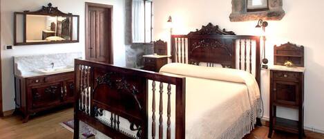 Kamer, 1 twee- of 2 eenpersoonsbedden | Een bureau, verduisterende gordijnen, gratis babybedden