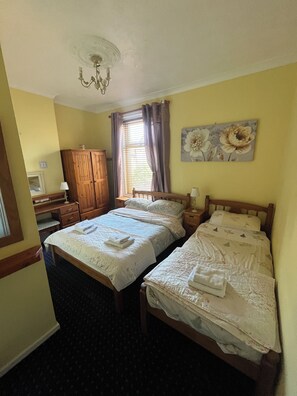 Iron/ironing board, free WiFi - Marston House (Blackpool)