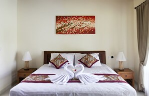 Desk, iron/ironing board, free WiFi, bed sheets - Tini Villa (Ubud)