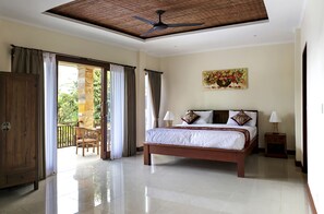 Desk, iron/ironing board, free WiFi, bed sheets - Tini Villa (Ubud)