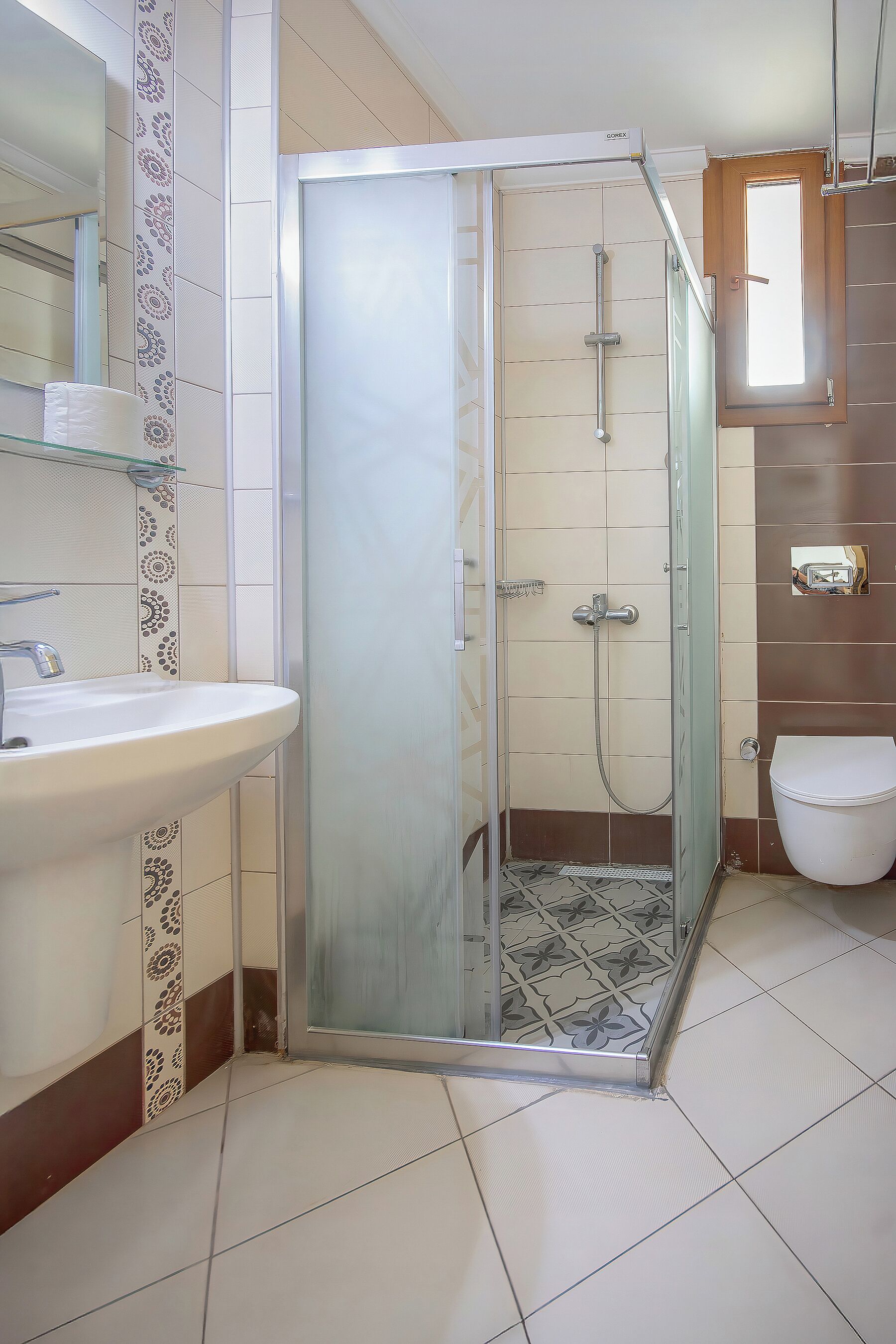 Ein Badezimmer mit Duschkabine, Waschbecken und Toilette.