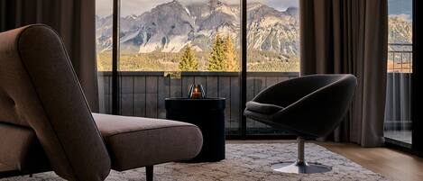 Suite júnior, balcó | Roba de llit d'alta qualitat i caixa forta a l'habitació