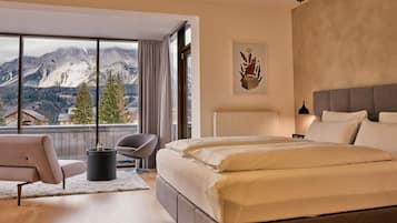 Premium bedding, in-room safe, individually decorated