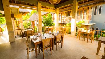 Breakfast, lunch, dinner served; international cuisine