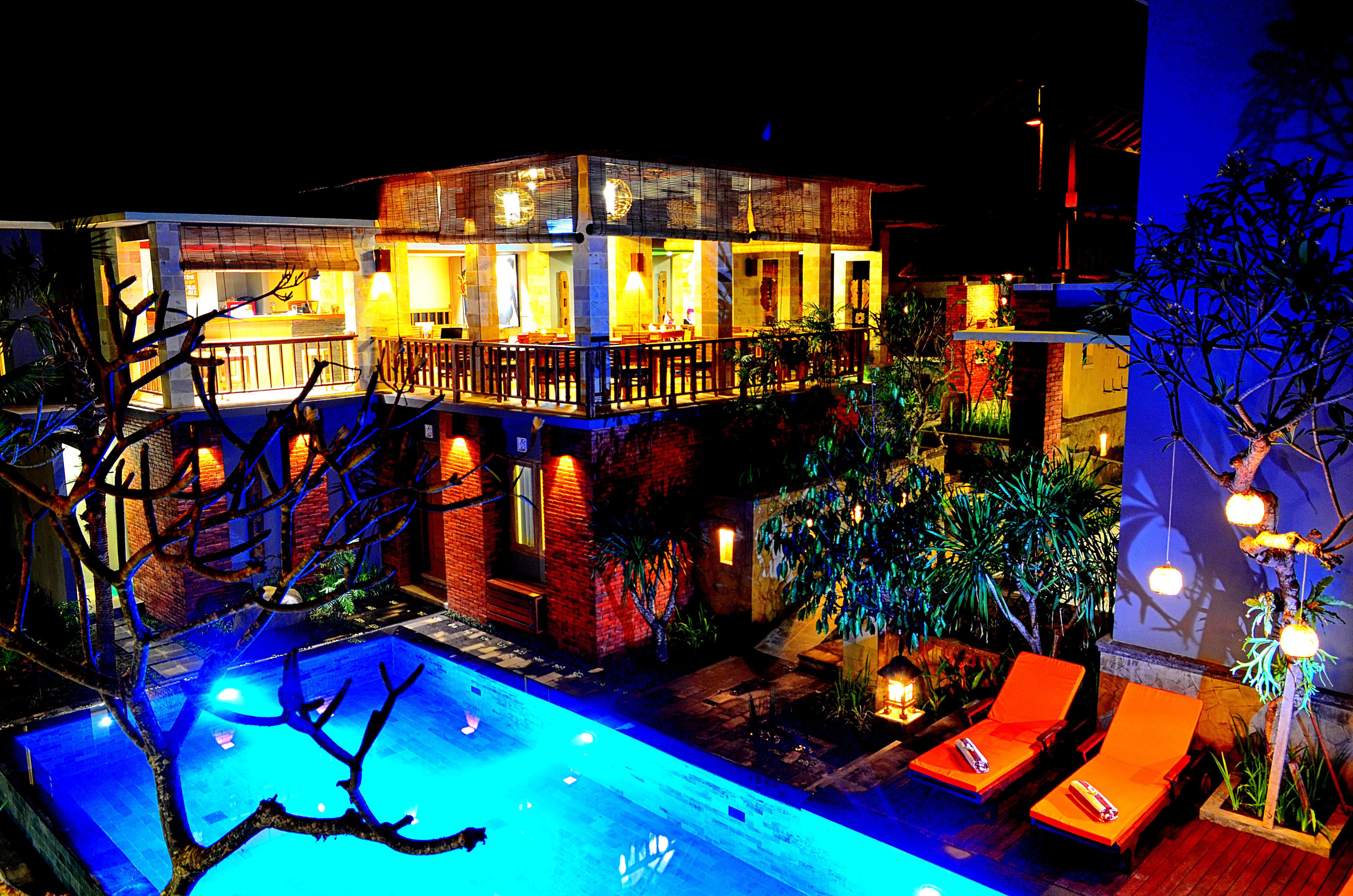 Una piscina al aire libre