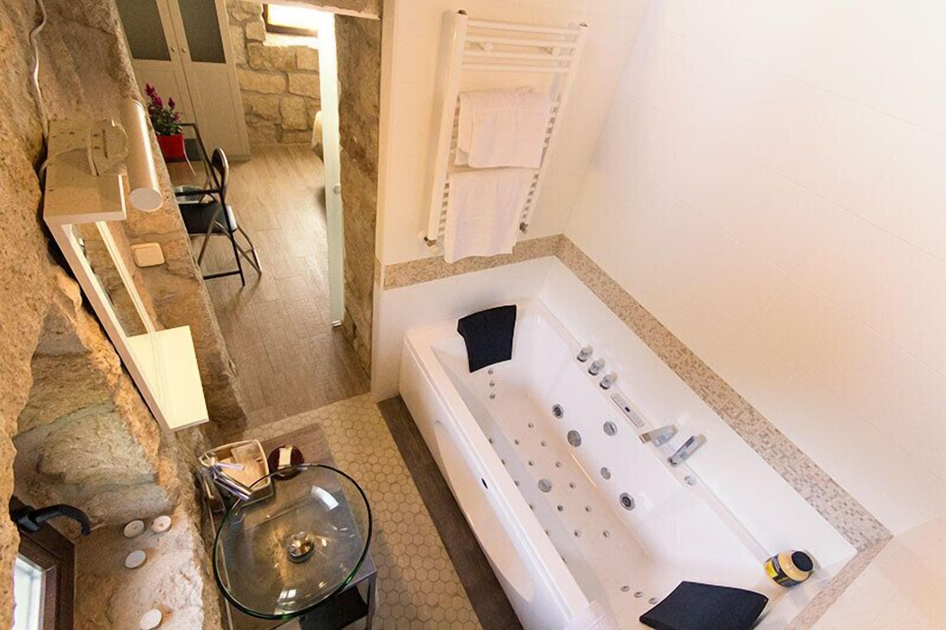 Habitación con 1 cama doble o 2 individuales (Gallinero torre) | Baño | Ducha, artículos de higiene personal gratuitos y secador de pelo