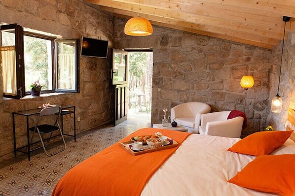 Double or Twin Room (Colmenar abeja reina) | Premium bedding, down comforters, memory foam beds - Huerto San Antonio (La Cabrera)