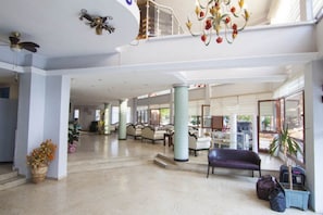 Lobby sitting area - Grand Hotel Kurdoglu (Kusadasi)