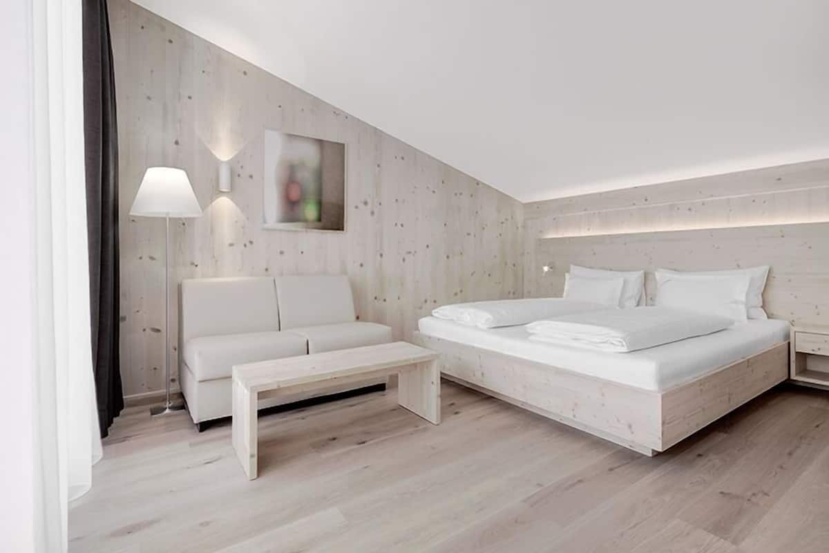 Ropa de cama de alta calidad y caja de seguridad en la habitación