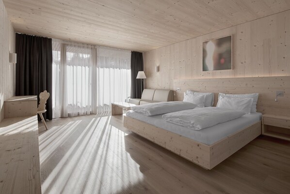 Sängtillbehör av högsta kvalitet och värdeförvaringsskåp på rummet