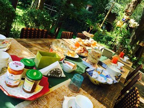 Free daily continental breakfast