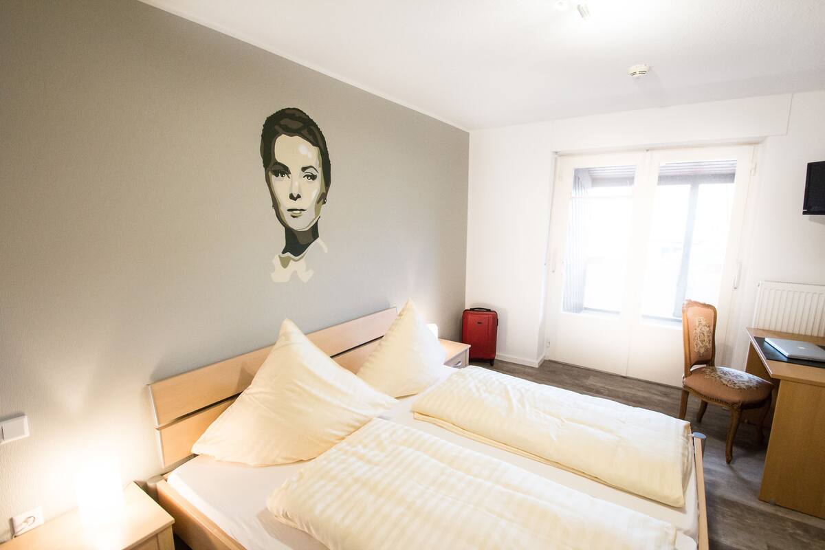 Hypo-allergenic bedding, desk, blackout curtains, free WiFi