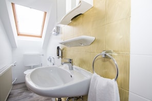 Douche, articles de toilette gratuits, sèche-cheveux
