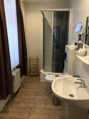 Familieværelse (4 beds) | Badeværelse | Bruser, gratis toiletartikler, hårtørrer, håndklæder
