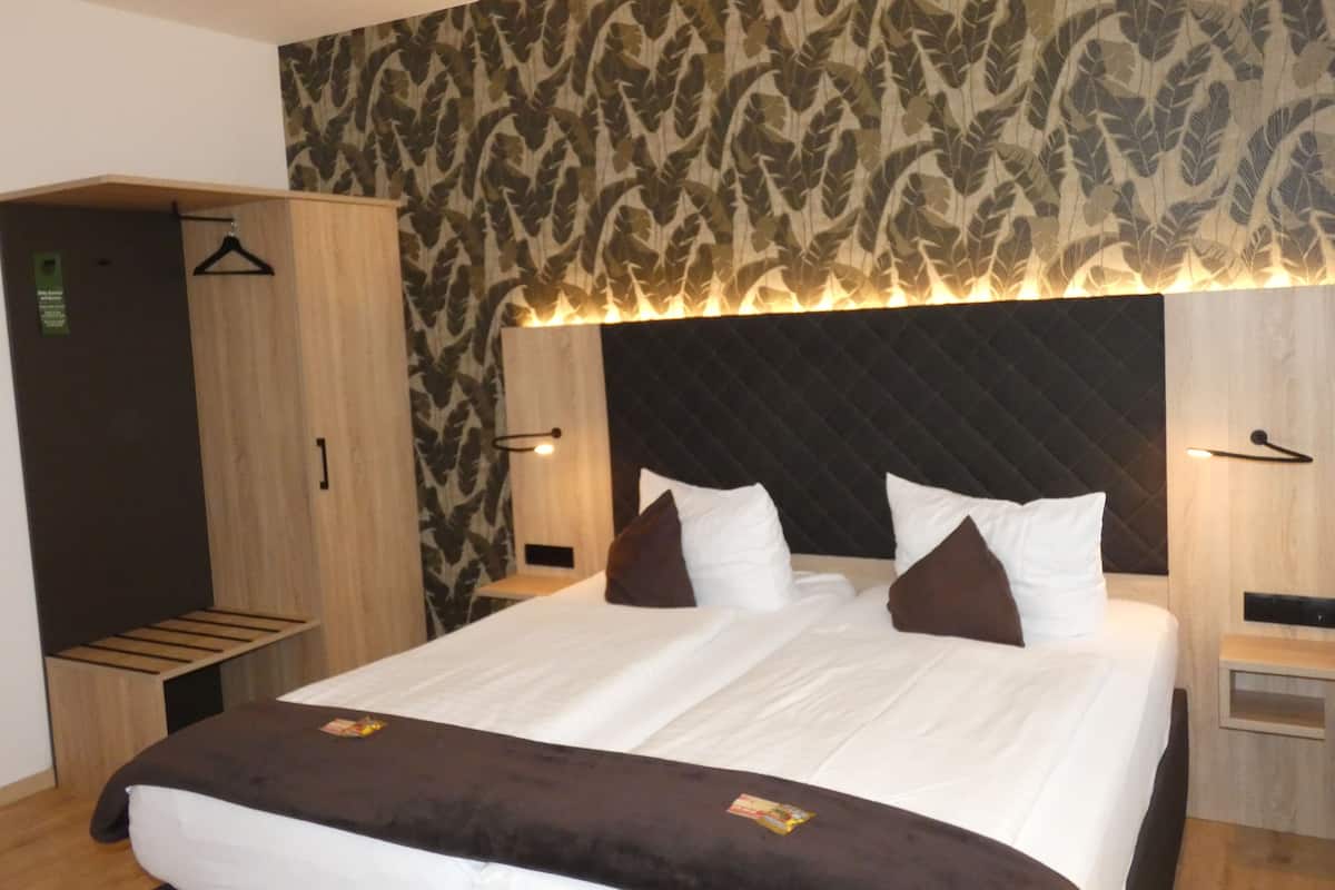 Habitación doble de uso individual | Minibar, caja de seguridad en la habitación y escritorio