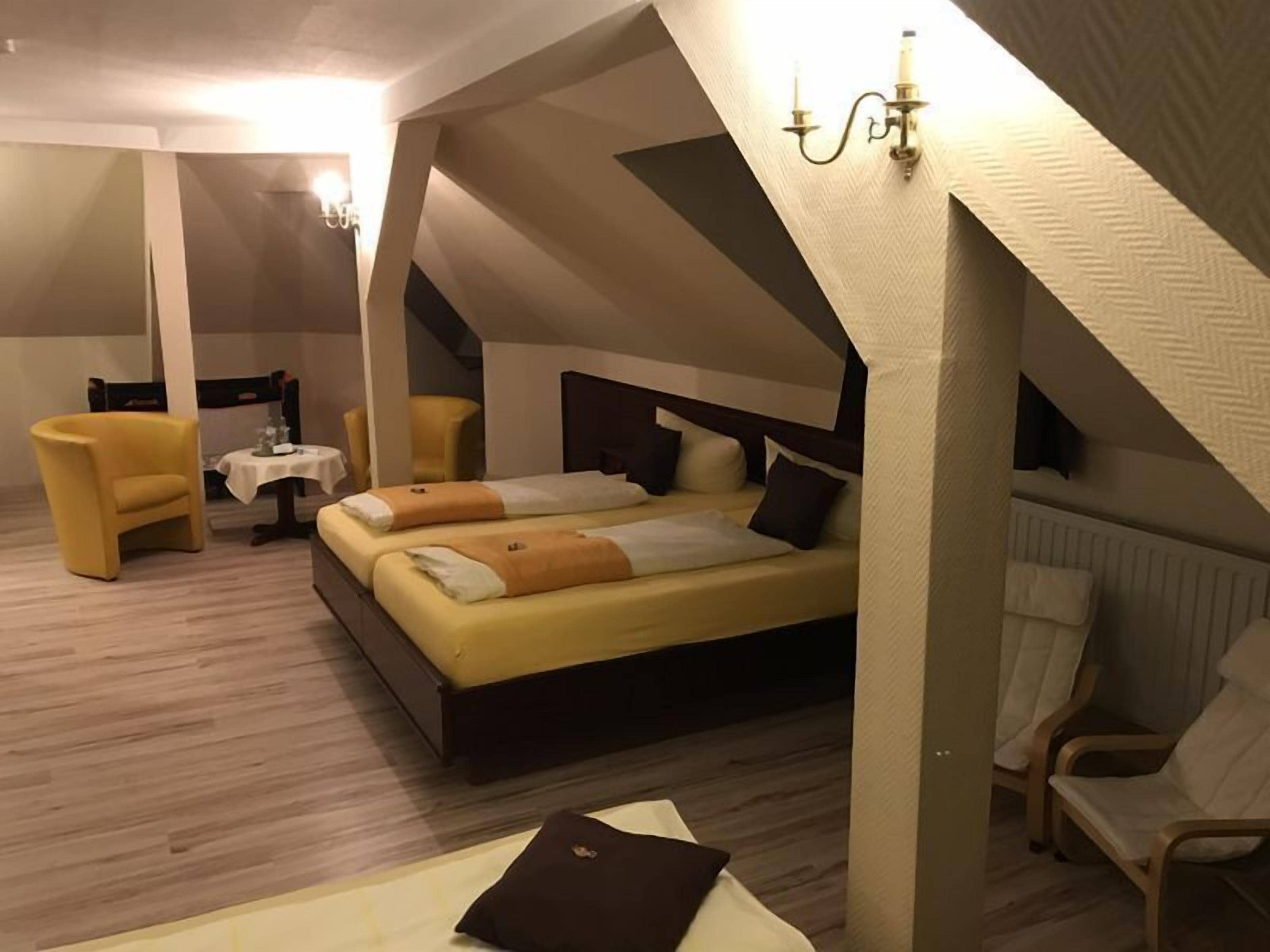 Familienzimmer (4 beds) | Wohnbereich | Flachbildfernseher