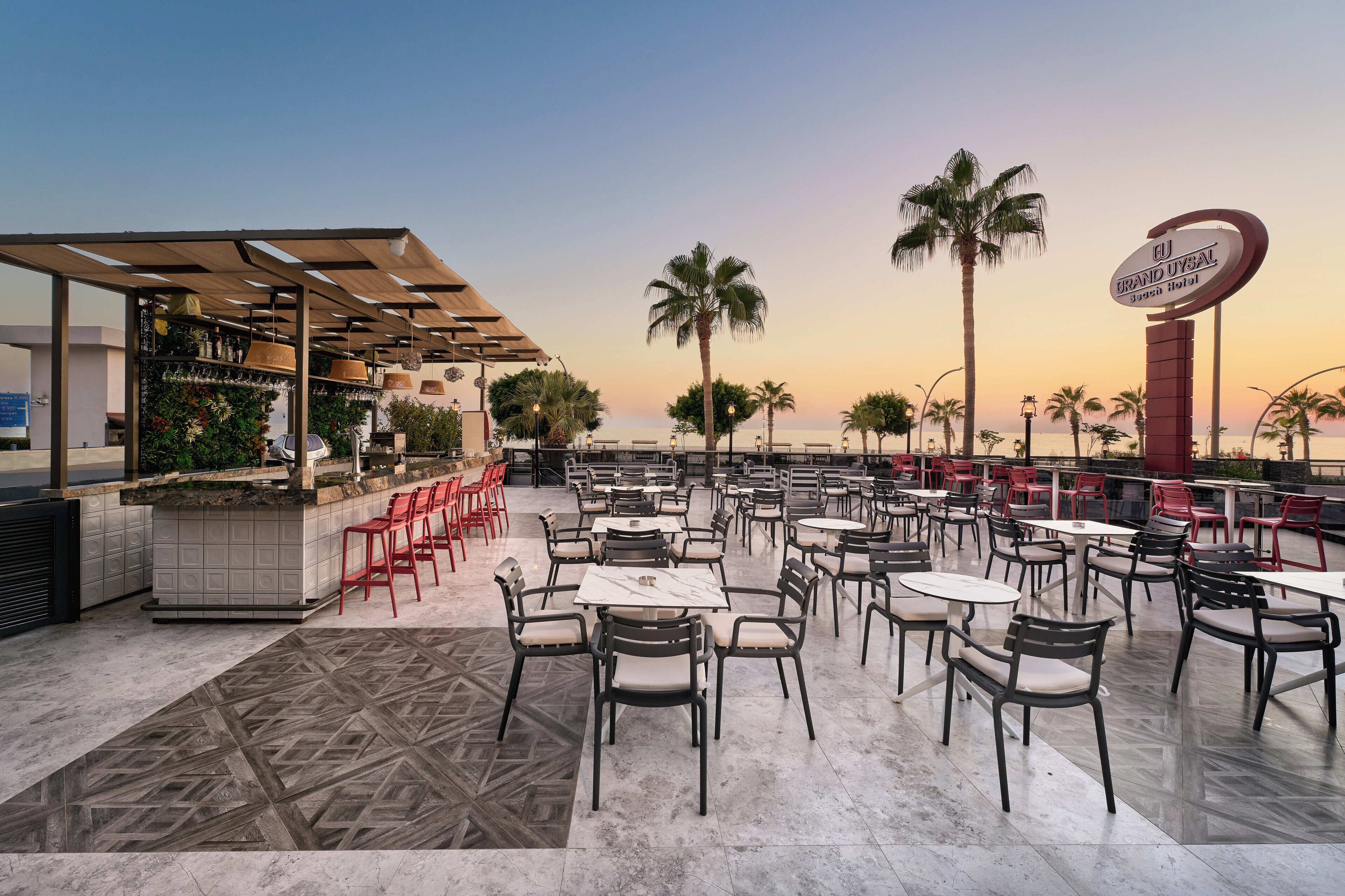 4 bares o lounges, bar junto a la alberca, bar en la playa 