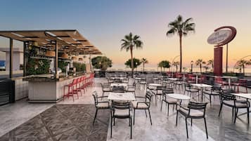 4 bares o lounges, bar junto a la alberca, bar en la playa