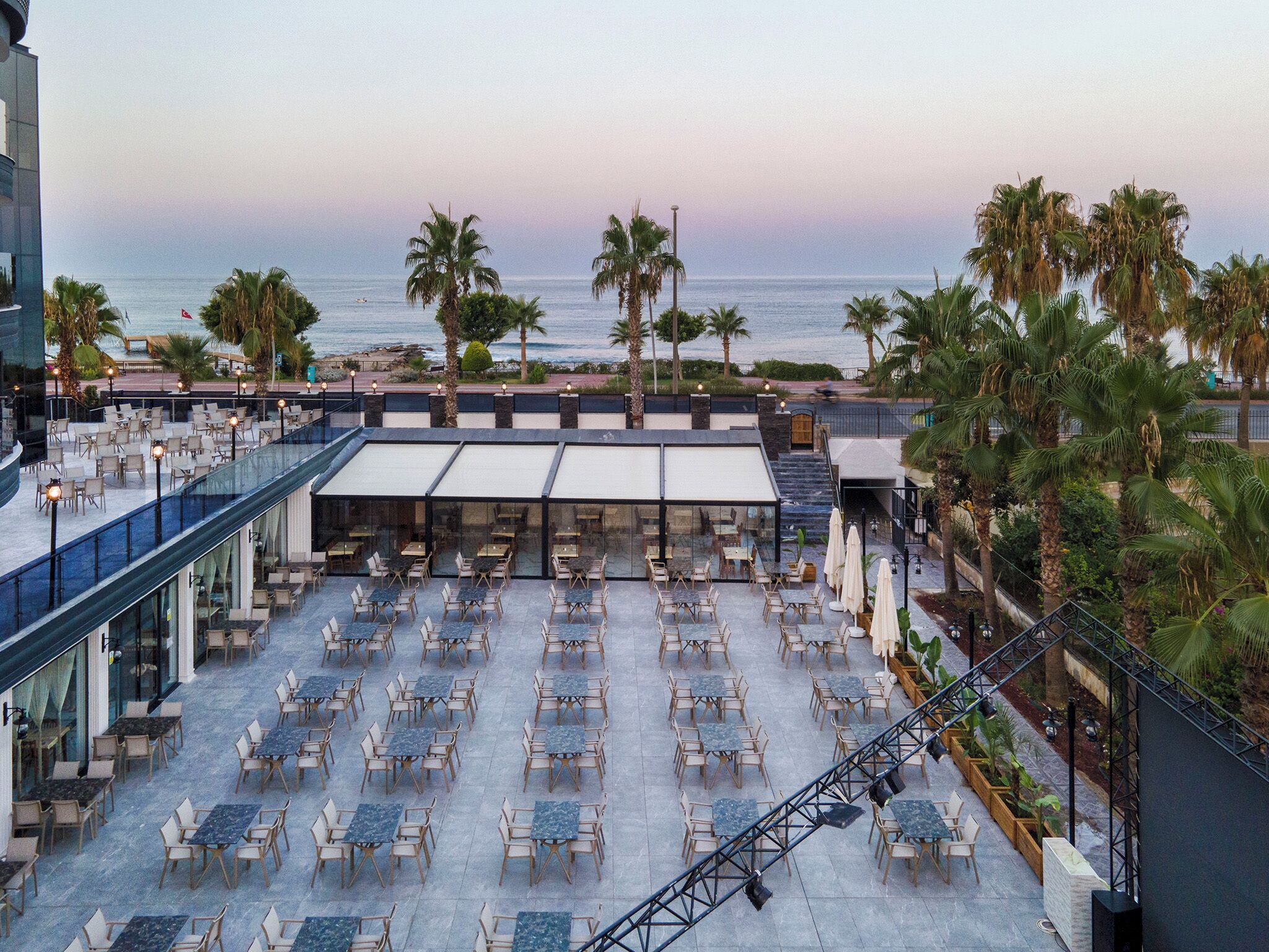 2 restaurants; breakfast, lunch, and dinner served