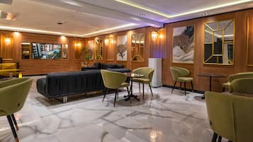 Coin salon dans le hall
