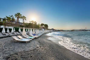 Private beach, free beach cabanas, sun loungers, beach umbrellas - Grand Uysal Beach&Spa Hotel - All inclusive (Alanya)