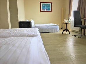 Habitación doble Confort (4 Persons) | Área de sala de estar | Televisión de pantalla plana de 80 cm con canales vía satélite 