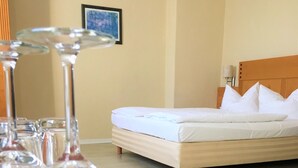 Dobbeltrom – comfort (4 Persons) | Oppholdsområde | En 80-centimeters Flatskjerm-TV med Parabol-TV samt TV