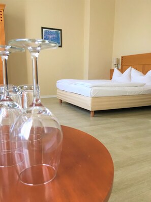 Quarto casal conforto (4 Persons) | Área de estar | TV de tela plana 80 cm com canais via satélite, TV