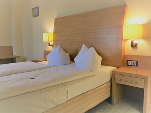 Quarto casal família, 1 quarto | Cofres nos quartos, ferros/tábuas de passar roupa, Wi-Fi de cortesia