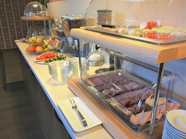 Café da manhã com buffet todos os dias (EUR 7.80 por pessoa)