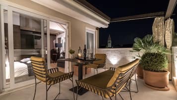 Quarto casal superior, terraço (Old town view) | Roupas de cama premium, frigobar, cofres nos quartos, escrivaninha