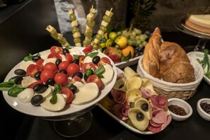 Daily continental breakfast (EUR 15 per person)