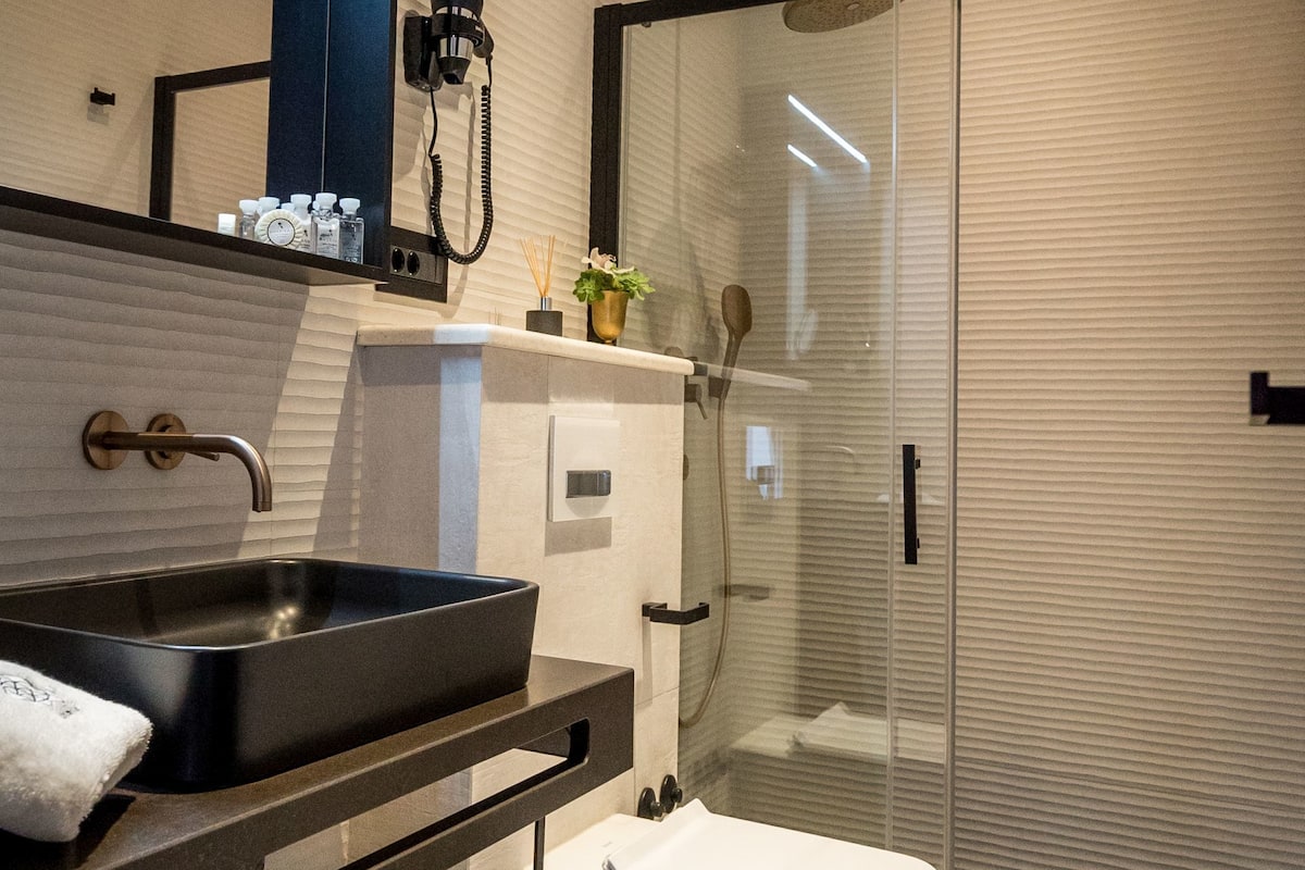deluxe double room (old town view) | bathroom | shower, rainfall showerhead, free toiletries, hair dryer