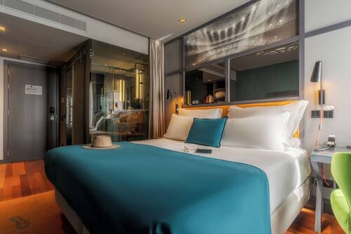 Quarto casal superior | Frigobar, cortinas blackout, Wi-Fi de cortesia, roupa de cama