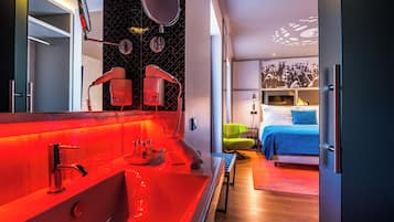 Habitación doble estándar | Baño | Tina profunda, amenidades de baño gratuitas, secadora de cabello, batas