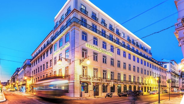 Un hotel de varios pisos con un estilo arquitectónico clásico, con balcones y ventanas grandes.
