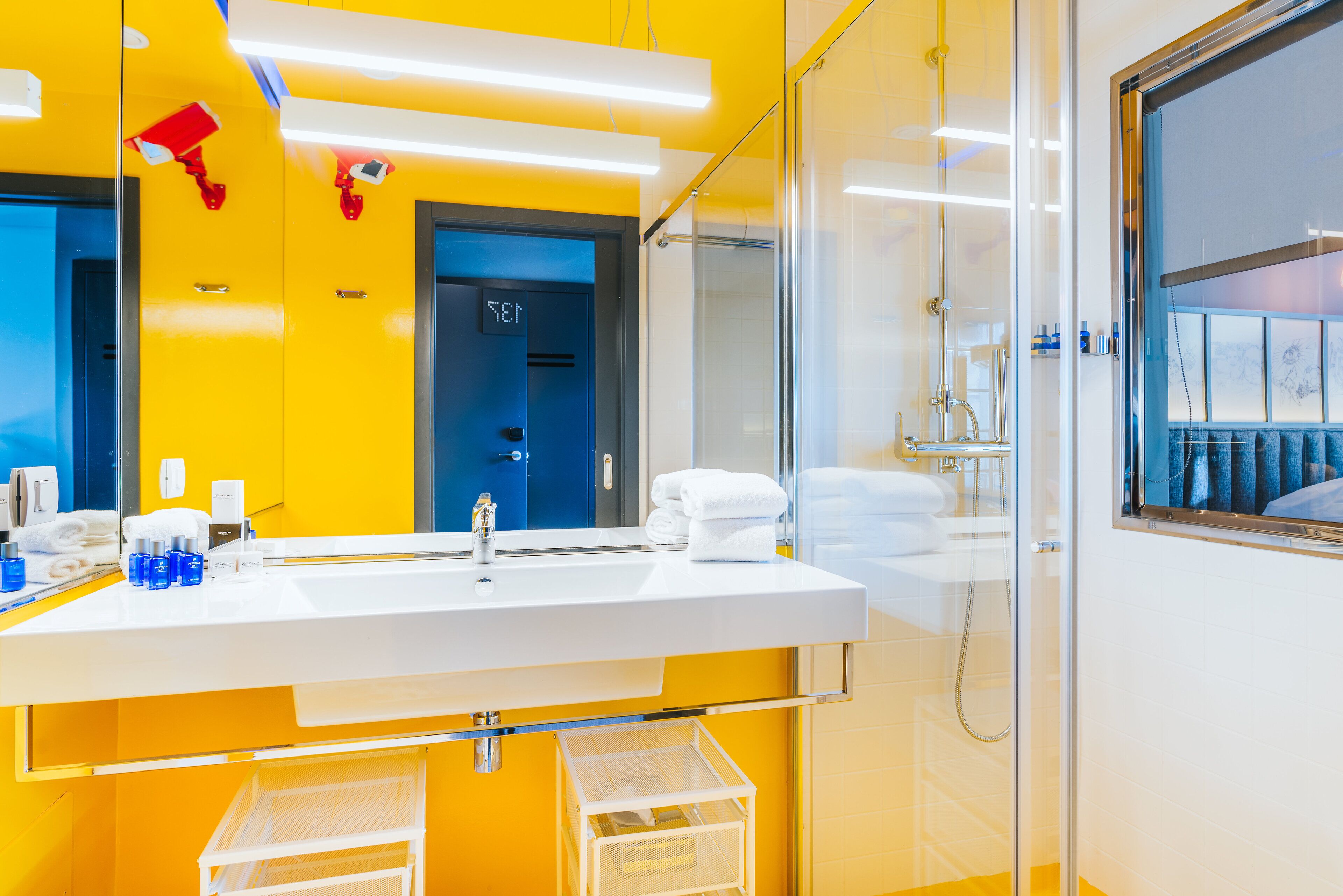 combined shower/bathtub, free toiletries, hair dryer, slippers