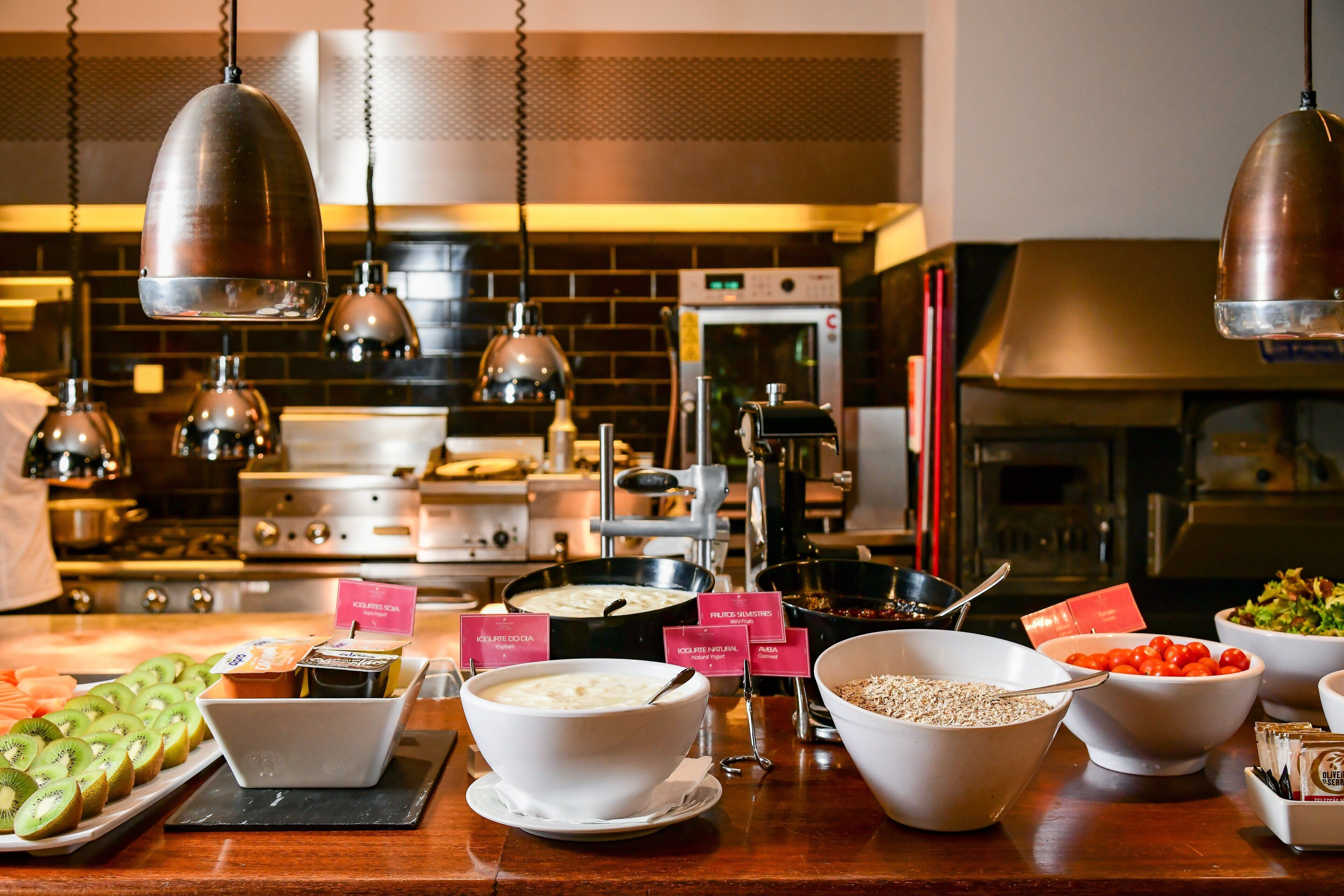 Un buffet proposant une variété de plats, avec une cuisine en arrière-plan.