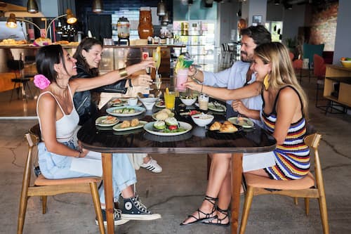Petit déjeuner et dîner servis sur place