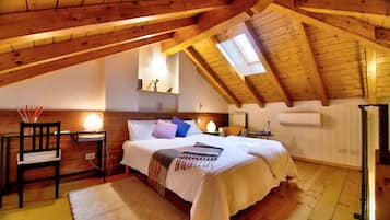 Familien-Vierbettzimmer, Balkon | Hochwertige Bettwaren, Daunenbettdecken, Pillowtop-Betten